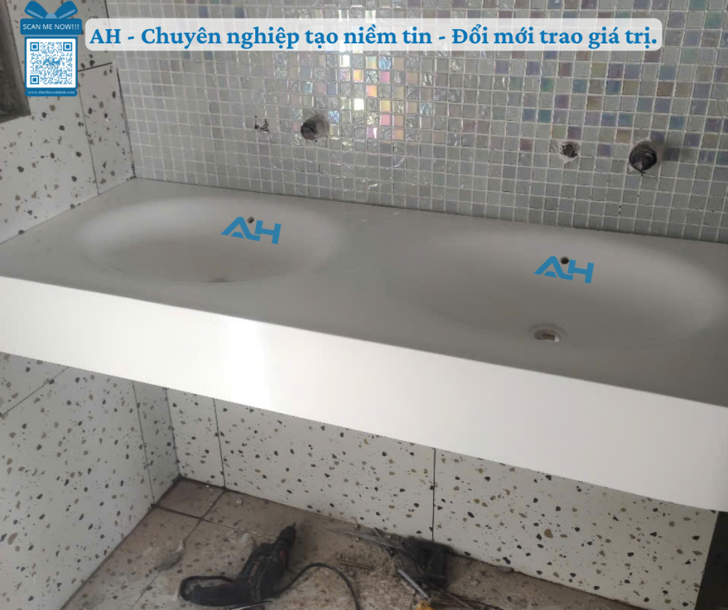 AH thi công lavabo đúc nguyên khối Solid Surface cho dự án lớn tại Cà Mau, Kiên Giang. Bề mặt sáng bóng, bền 15 năm. Báo giá theo bản vẽ kỹ thuật.